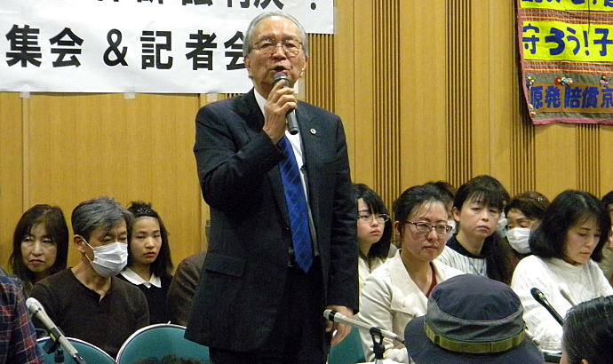 Lawyer Mr Kawanaka and plaintiffs at a press conference for the Kyoto trail